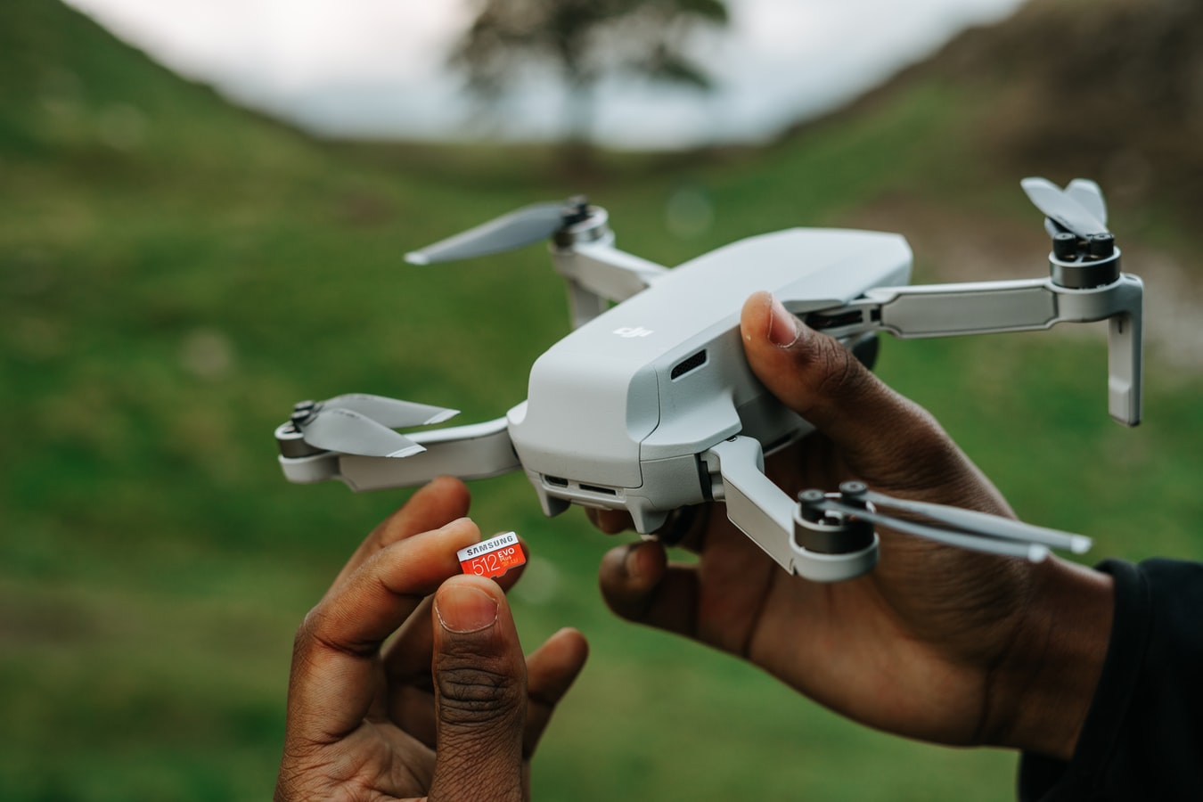 Wij willen je met dit artikel graag informeren over drones onder de 250 gram die je zonder registratie en / of vliegbewijs kunt besturen